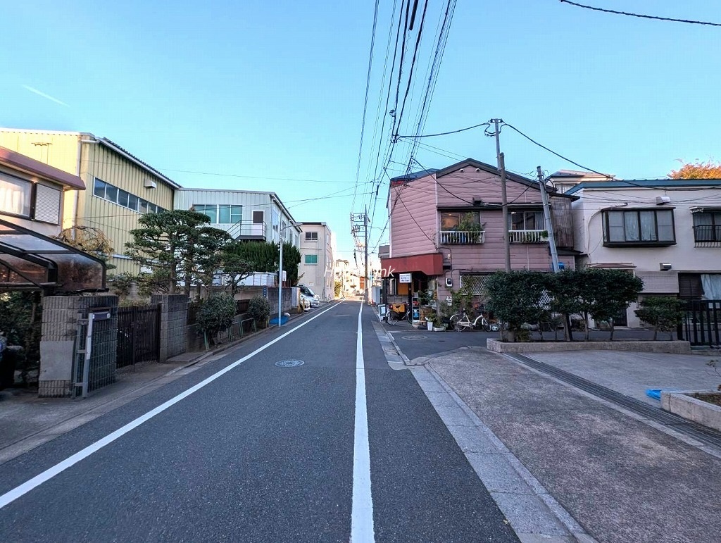 メセーヌ　北西側 前面道路